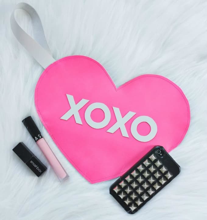xoxo heart clutch