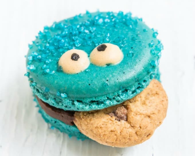 Cookie Monster macaron