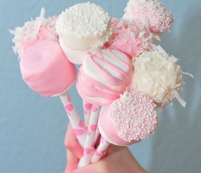 Valentine’s Day marshmallow pops