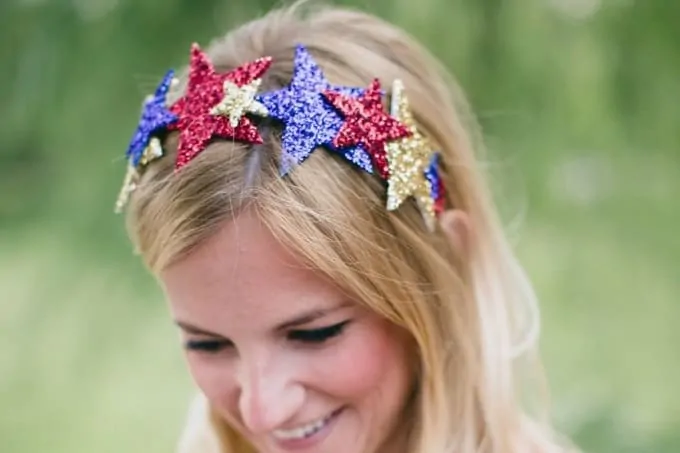 July 4th Crown - Check out our list of 39 other DIY crown and tiaras that you can create for your next party | Coolcrafts.com
